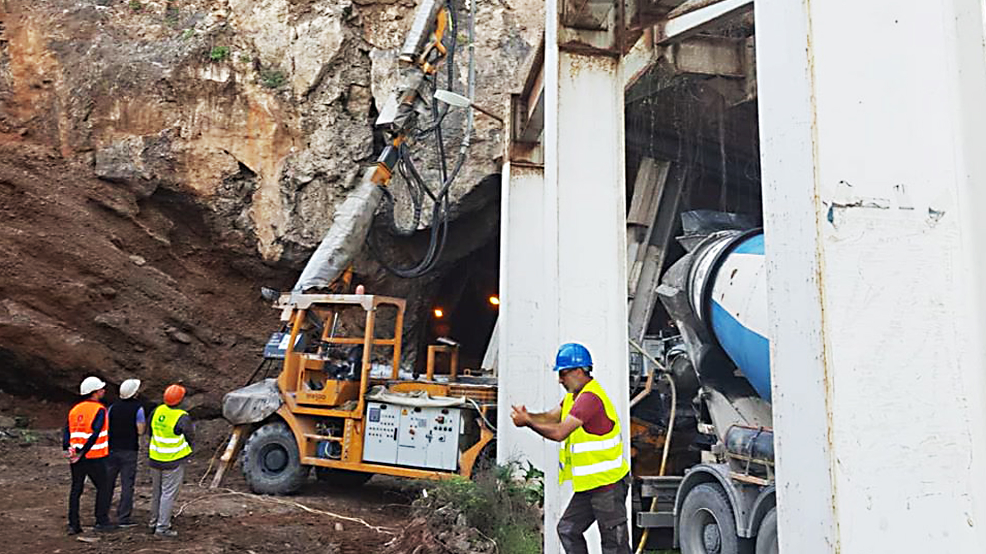 Bejaia Aokas Tünelinde Kaya Düşmesi Sonrası Yapılan Çalışmalara Özgün Desteği