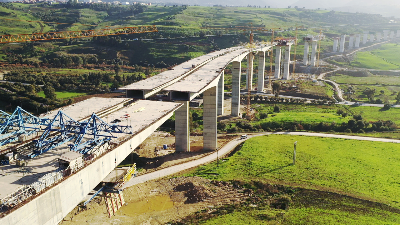 Tizi Ouzou Şehrini Djebahia Bölgesinde Doğu-Batı Otoyoluna Bağlayan 48 km Otoyol Projesi