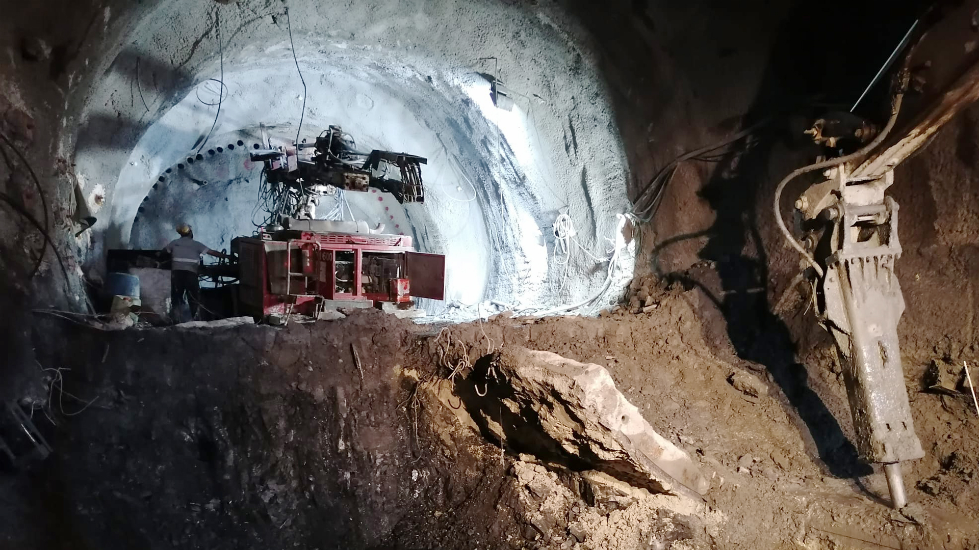 Kabataş-Mecidiyeköy-Mahmutbey Metro Projesi Kapsamında Kabataş Merdiven Tüneli NATM Kazı Destekleme İşleri